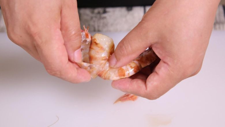 粗粮金汤明虾粥,剥掉虾尾的虾壳，注意虾尾末梢的虾壳不要处理。
