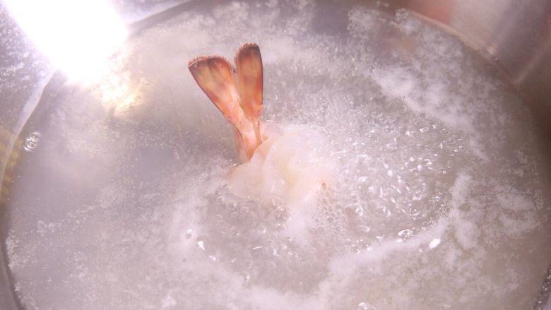 粗粮金汤明虾粥,在开水中的明虾肉显的晶莹剔透。
