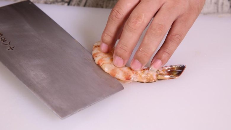 粗粮金汤明虾粥,改刀虾尾，去掉虾线，这个步骤要切3刀最后得到下面的虾尾形状。