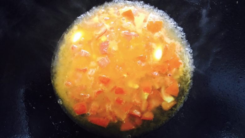 番茄豆腐焖猪肉,番茄炒软炒出沙后，加入热水