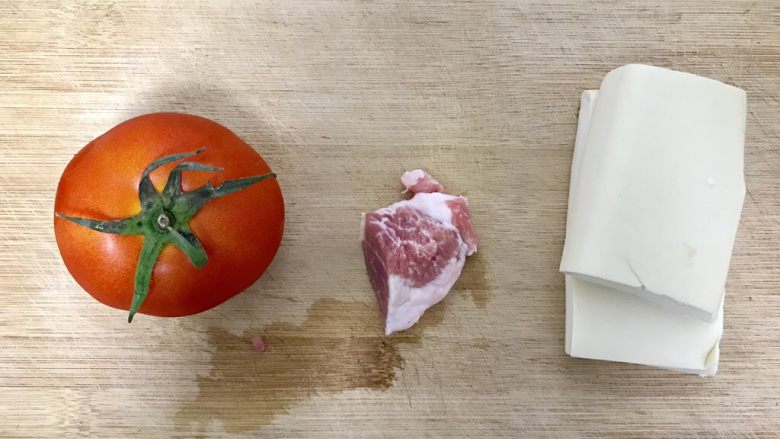 番茄豆腐焖猪肉,准备好要用的主要食材