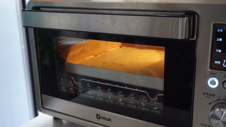 杨梅酱蛋糕卷,放入预热好170度的烤箱里，烘烤18分钟左右