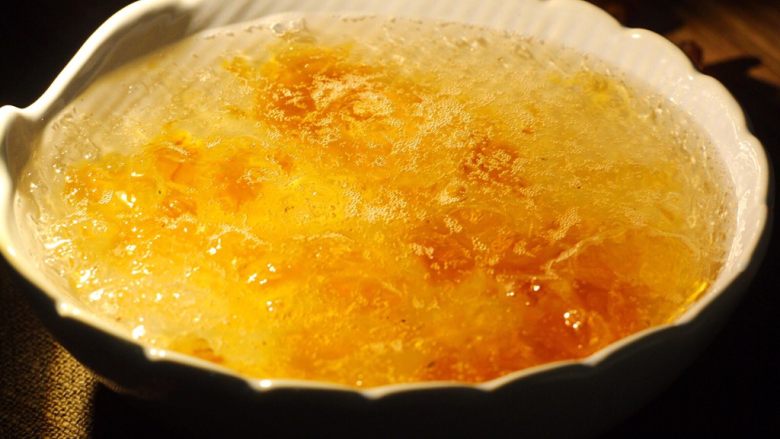 桃胶雪燕羹,一小时炖煮完成，喜欢原味的亲可以直接盛碗享用，冰糖通过桃胶和雪燕的混合，没有了甜腻，更加的清爽可口。