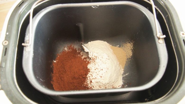 三色吐司,将面粉、可可粉和酵母粉放入面包机桶中