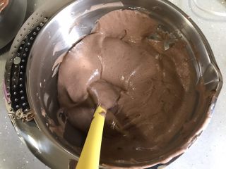 芒果芭菲冰淇淋蛋糕,将翻拌均匀的可可蛋糕糊倒入剩余蛋白霜，翻拌均匀。