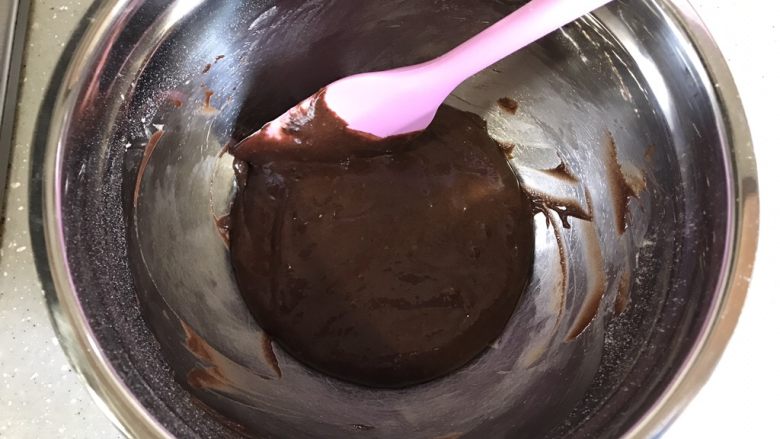 芒果芭菲冰淇淋蛋糕,加入第一步中的可可糊搅拌均匀，备用。