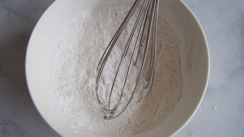 枸杞水晶糕,将白糖和面粉用打蛋器稍微搅拌均匀
