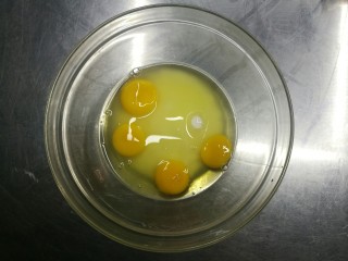 彩虹蛋糕胚制作方法,把幼砂糖加入鸡蛋中。
