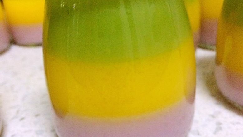 彩虹布丁,趁热将布丁液倒入布丁瓶中。想做彩虹色的就少倒一些。单独颜色的图片忘记拍了。凉后放入冰箱冷藏。