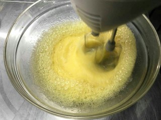 彩虹蛋糕胚制作方法,隔水加热过的蛋液很容易打发。打蛋器高速打发，顺时针划大圈，打6分左右时间。