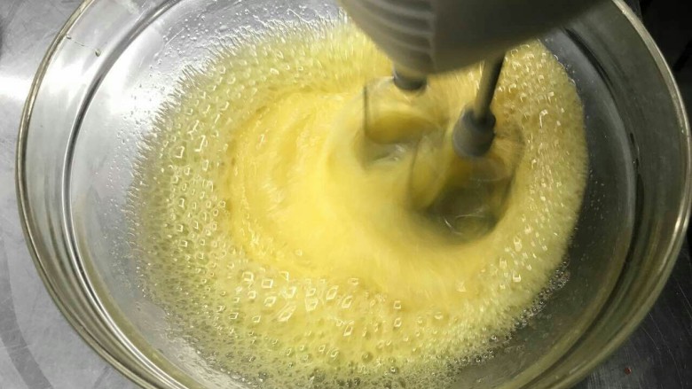 彩虹蛋糕胚制作方法,隔水加热过的蛋液很容易打发。打蛋器高速打发，顺时针划大圈，打6分左右时间。