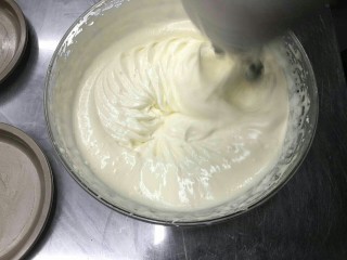 彩虹蛋糕胚制作方法,打好后的蛋糊很细腻光滑