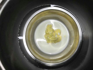 彩虹蛋糕胚制作方法,黄油加入牛奶中，隔水融化