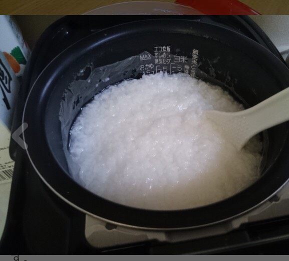 甘酒牛奶草莓甜品,米洗净，加入四杯水，放入电饭锅内，启动煮粥模式