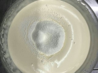 彩虹蛋糕胚制作方法,低筋面粉过筛，加入蛋糊中，翻拌均匀。
