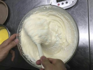 彩虹蛋糕胚制作方法,翻拌时要动作大，力度小，抄底向上翻拌30次左右。注意不要消泡