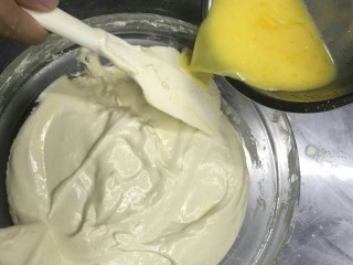 彩虹蛋糕胚制作方法,拌匀后，把熔化后的黄油和牛奶加入面糊中，加入几滴柠檬汁，再次拌匀35次左右。