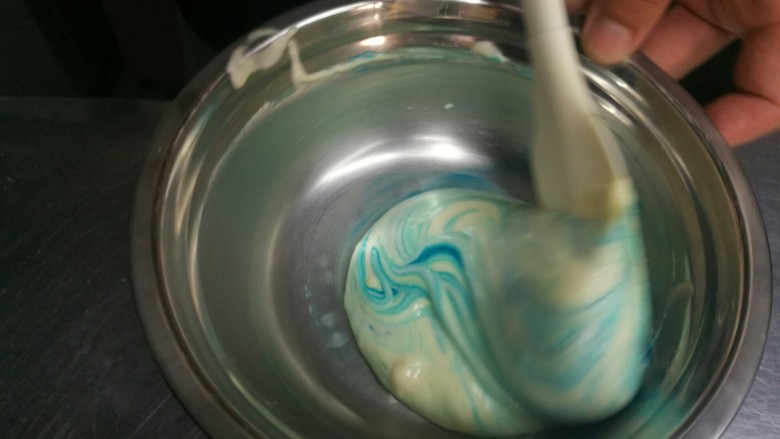 彩虹蛋糕胚制作方法,翻拌均匀，颜色拌匀即可，注意不要翻拌过度消泡。