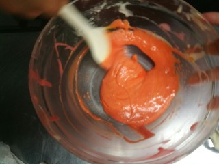 彩虹蛋糕胚制作方法,桔红色是红色色素加黄色色素即可