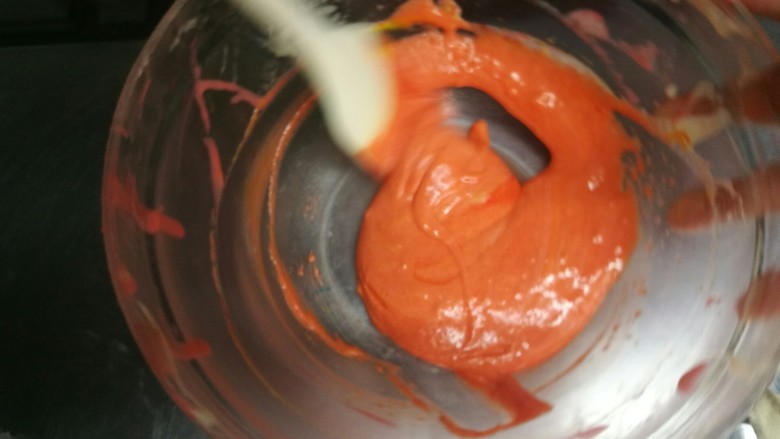彩虹蛋糕胚制作方法,桔红色是红色色素加黄色色素即可