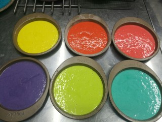 彩虹蛋糕胚制作方法,六个颜色拌匀后，烤箱165℃中层上下火15分钟。