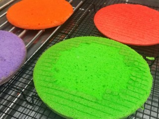 彩虹蛋糕胚制作方法,烤好后取出倒扣晾晒架上。