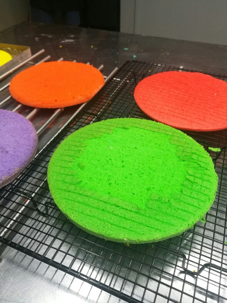 彩虹蛋糕胚制作方法,烤好后取出倒扣晾晒架上。