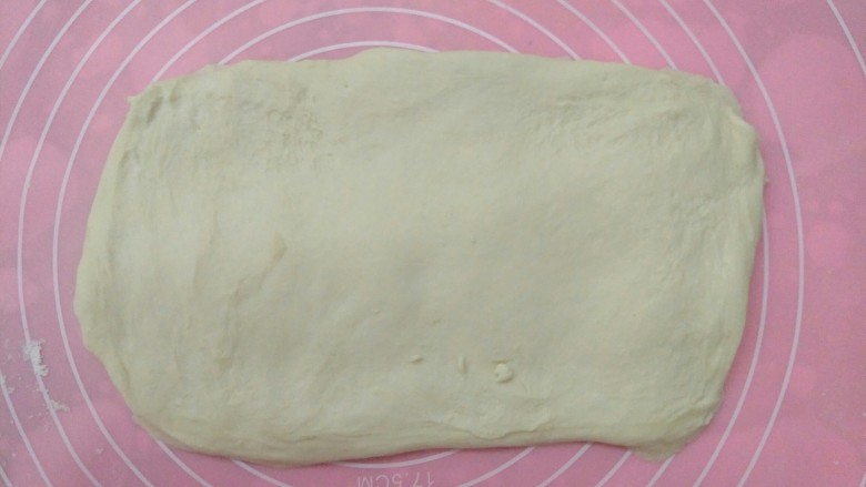 法式坚果面包棒,面团平铺压成长方形状