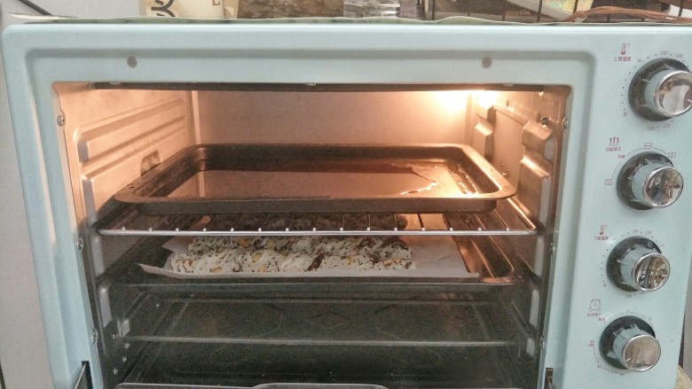 法式坚果面包棒,面团放入烤箱最底层，上面烤盘倒入少量的开水，调烤箱的发酵键50分钟进行第二次发酵