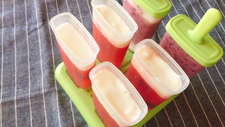 西瓜冰棍,西瓜汁稍稍凝固后，取出加上一层酸奶，继续放回冰箱冷冻，一个小时左右
