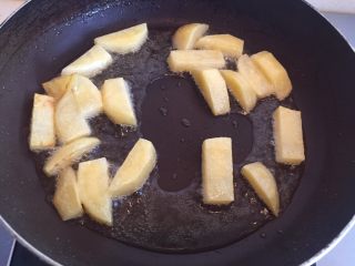 地三鲜,油温热后倒入土豆块煎1分钟。