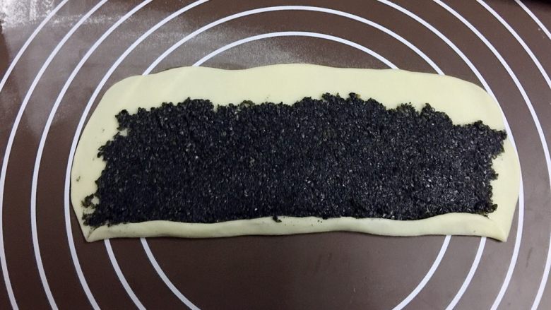 外脆内软的黑芝麻饼,从长方形面片底部向上卷起