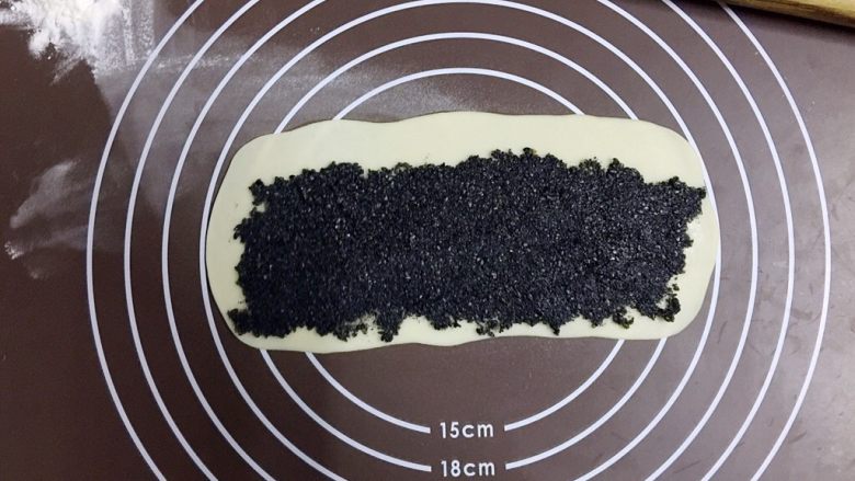 外脆内软的黑芝麻饼,取一勺芝麻馅在面片上均匀抹开，顶部留1.5cm左右宽度位置不涂馅