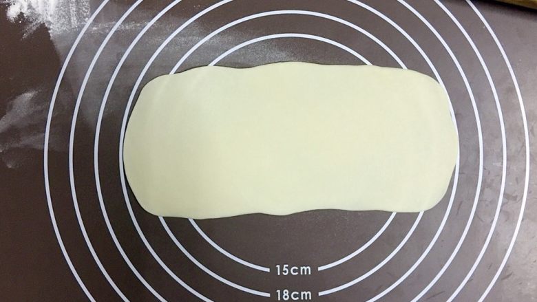 外脆内软的黑芝麻饼,将小面团擀开，长度为20cm，宽度为6cm左右的长方形面片
在擀制成薄面片过程中，面板上保持一层薄薄的面粉，以免面片粘在面板上不利于后面的操作