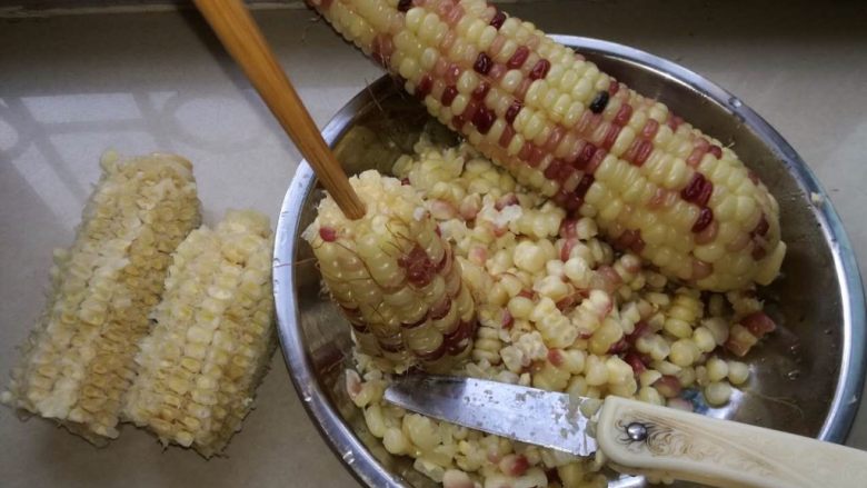 健康玉米汁,将玉米🌽煮熟后放几分钟晾开，接着割下玉米粒