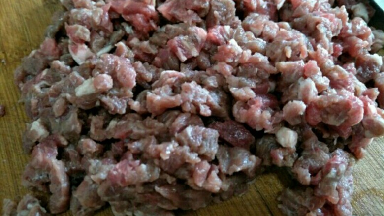 香辣牛肉酱,将牛肉清洗干净，吸干表面水份，将其切成小肉粒～