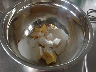 曲奇蛋挞,软化室温的黄油加糖粉搅拌均匀