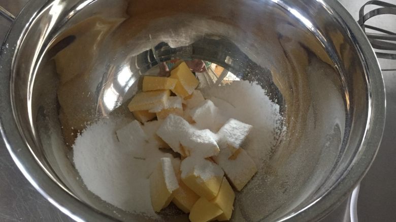 曲奇蛋挞,软化室温的黄油加糖粉搅拌均匀
