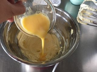 曲奇蛋挞, 分4-6次倒入全蛋液,每次加入蛋液后都用电动打蛋器打发至完全吸收