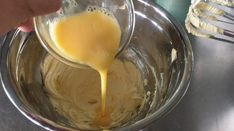 曲奇蛋挞, 分4-6次倒入全蛋液,每次加入蛋液后都用电动打蛋器打发至完全吸收