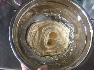 曲奇蛋挞,打发好的黄油，应该是呈现混顺滑的状态，完全没有水油分离，颜色发白体积膨大