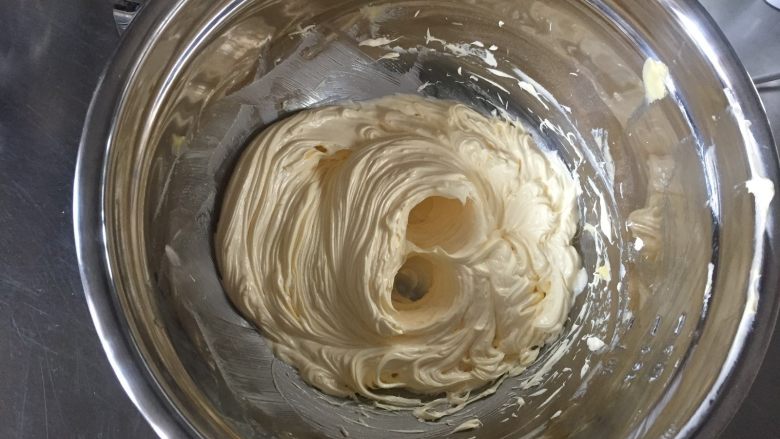曲奇蛋挞,打发好的黄油，应该是呈现混顺滑的状态，完全没有水油分离，颜色发白体积膨大