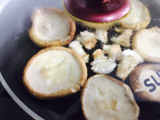 鲜美的两个素菜,盖上盖子小火焖 快看香菇里 原汁原味的汤汁出来了 小火 小火 小火 说三遍哟