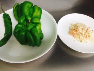 鲜美的两个素菜,两种辣椒与虾米的结合 是你想不到🤤🤤