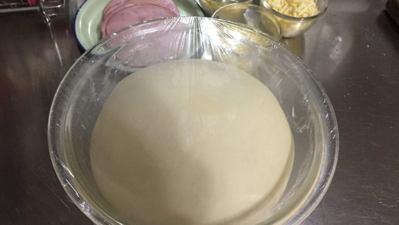 芝士火腿面包,发酵至两倍大即可，温度高的话1小时，低的话可能需要2小时左右