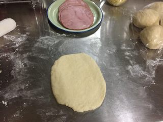 芝士火腿面包,松弛好后开始给面团塑形，面团擀成椭圆形
