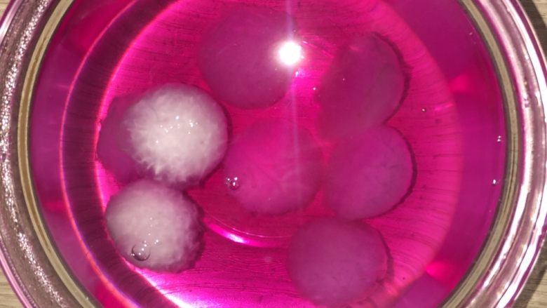 紫水晶葡萄,然后把过凉的冬瓜球泡在紫甘蓝水里面，放在冰箱里面，过一夜就可以了。