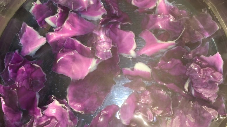 紫水晶葡萄,煮到锅里面的水变色后即可