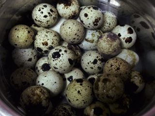 铁皮卤蛋--无法拒绝的小零食,鹌鹑蛋洗净后放入锅中，加入没过鹌鹑蛋的冷水。