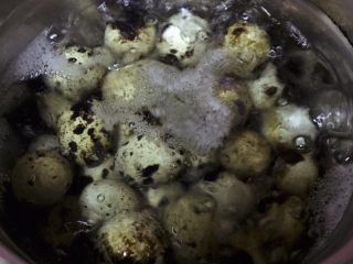 铁皮卤蛋--无法拒绝的小零食,煮沸后继续煮5分钟左右将鹌鹑蛋煮熟